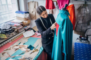 Entalle y ajuste a medida de vestido de fiesta en taller de costura