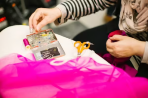 Reparación y cambio de cierre invisible para ropa