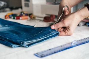 Ajuste de bastilla y dobladillo exprés en pantalón de mezclilla
