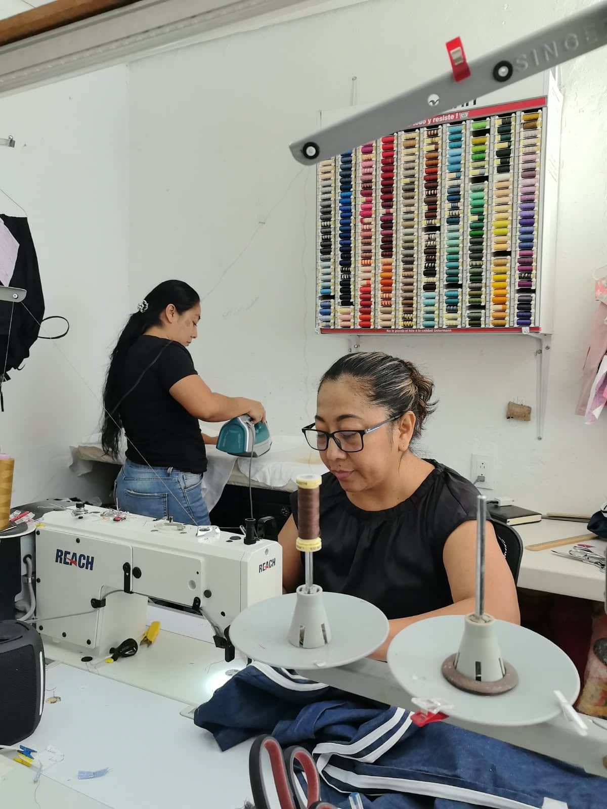 Mary e Irene Hernández en el taller de Arreglos de Ropa Exprés